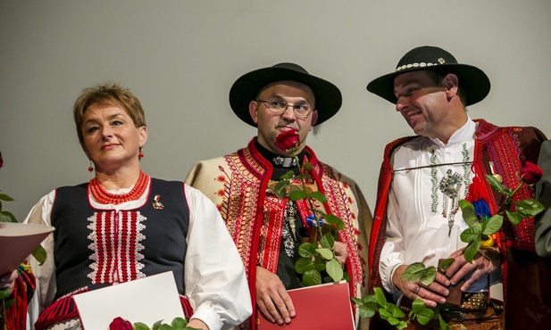 Ks. Stanisław Kowalik (w środku), posługując się gwarą i zakładając góralski ornat podczas Mszy, daje przykład tożsamości regionalnej