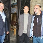  Szymon Marciniak (od prawej), Tomasz Baliczek i Marek Stanek  zachęcają mężczyzn do dołączenia do nich