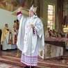   20 września bp Andrzej Jeż konsekrował kościół w Pustkowie