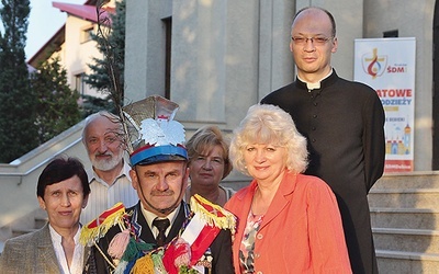 O Straży Honorowej i Turkach opowiadają aktywni parafianie. Z prawej ks. Paweł Szewczyk, opiekun bractwa