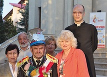 O Straży Honorowej i Turkach opowiadają aktywni parafianie. Z prawej ks. Paweł Szewczyk, opiekun bractwa