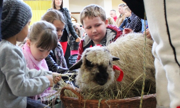 Dzieci ze Szczyrku razem z pasterzami dziękowały za kolejny sezon bacowania