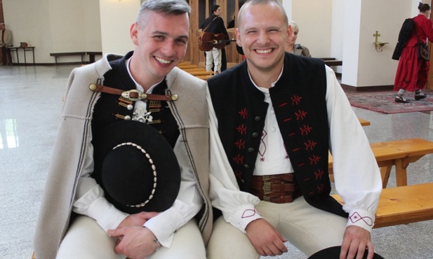 Baca Robert Jaguś Jagiełka (z prawej) i Jakub Gołdyn - prezez Zwiazku Podhalan w Szczyrku