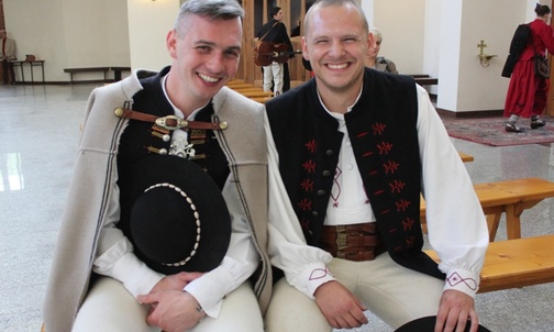 Baca Robert Jaguś Jagiełka (z prawej) i Jakub Gołdyn - prezez Zwiazku Podhalan w Szczyrku