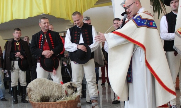 Ks. Wojciech Pal próbował porozmawiać z owieczką Baśką. Niestety - bezskutecznie