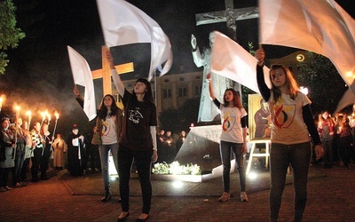 Taniec uwielbienia przy symbolach ŚDM w Nowym Mieście nad Pilicą
