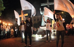 Taniec uwielbienia przy symbolach ŚDM w Nowym Mieście nad Pilicą