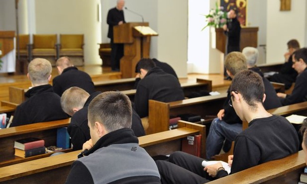 Język sakralny ma wyrażać obecność Boga