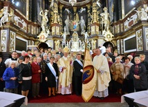 Różańcowy sztandar w katedrze