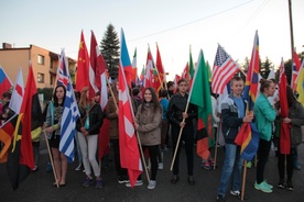 Podczas Drogi Krzyżowej prócz symboli niesione byly także flagi 90 państw