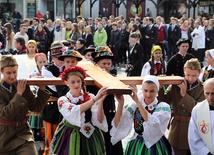 Młodzież wnosi symbole ŚDM na Stary Rynek w Łowiczu