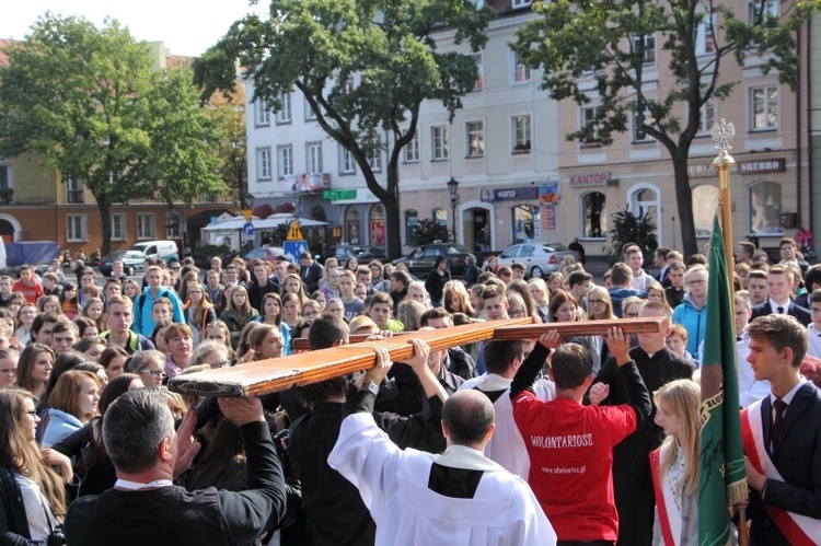 Symbole ŚDM na Starym Rynku w Łowiczu