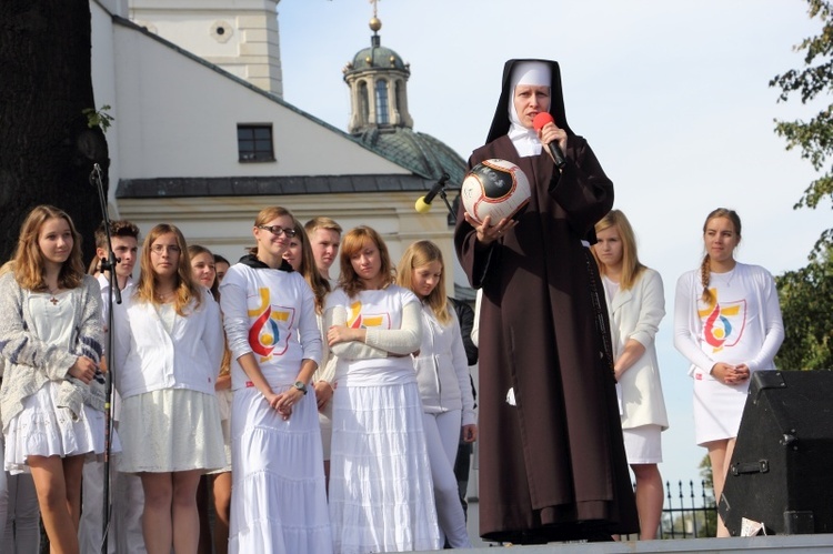 Symbole ŚDM na Starym Rynku w Łowiczu