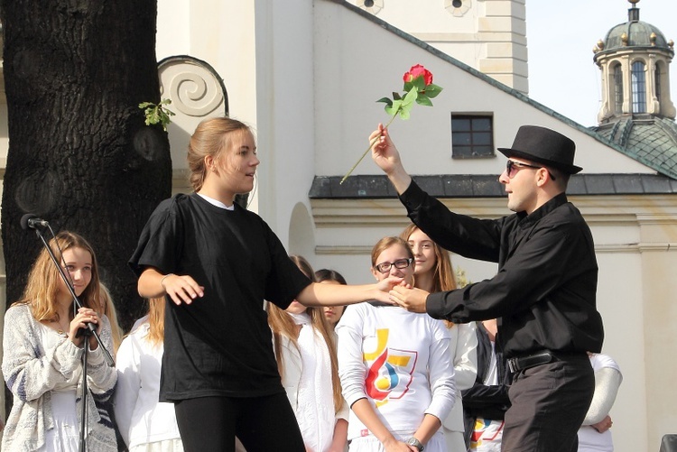 Symbole ŚDM na Starym Rynku w Łowiczu