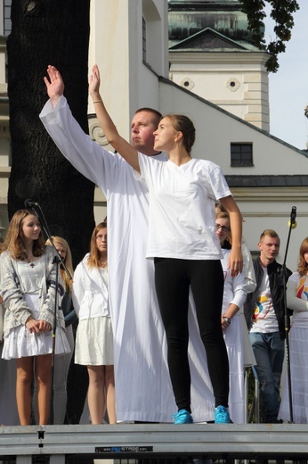 Symbole ŚDM na Starym Rynku w Łowiczu