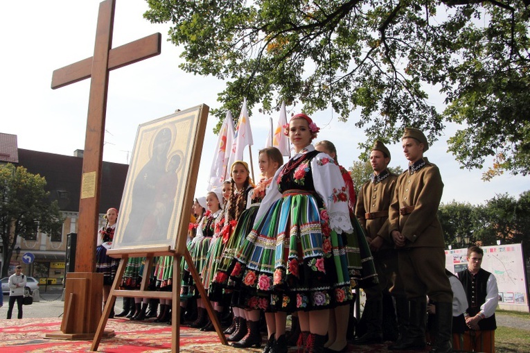 Symbole ŚDM na Starym Rynku w Łowiczu