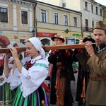 Symbole ŚDM na Starym Rynku w Łowiczu