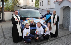 Ks. Tomasz Staszewski (po lewej) i ks. Sylwester Bernat, koordynatorzy diecezjalnych przygotowań do ŚDM, wraz z wolontariuszami