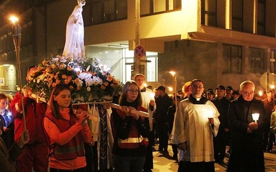 Służby medyczne także niosły figurę Matki Bożej Fatimskiej w czasie procesji