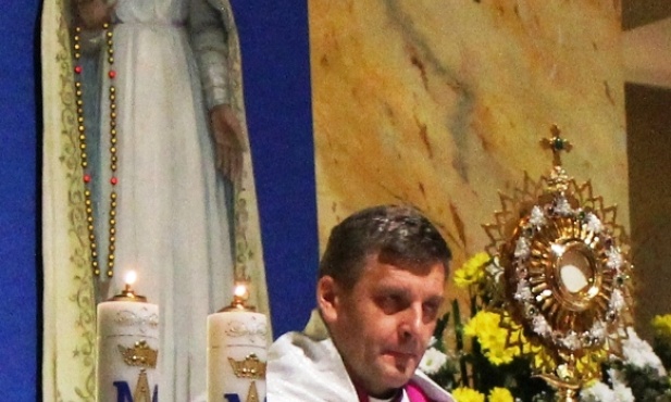 Modlitwa przed Najświętszym Sakramentem, którą poprowadził bp Roman Pindel, zakończyła XI Procesję Różańcową