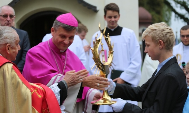 Relikwiarze św. Faustyny i św. Jana Pawła II niesli przedstawiciele młodzieży