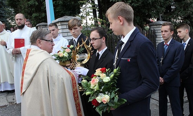 Ks. Adam Drożdż podał młodym relikwie Apostołów Miłosierdzia Bożego