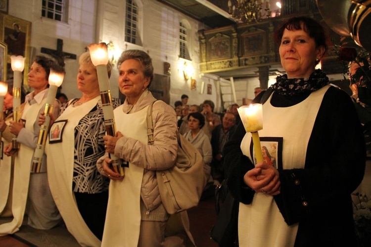 Procesja z lampionami zakończyła się w kościele na Burku