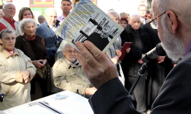 Uczestnicy uroczystości otrzymali płytę z wierszami ks. Romana