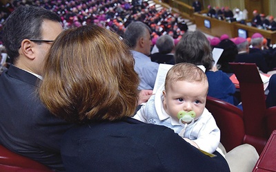  5.10.2015. Rzym. Małżonkowie (audytorzy) z dzieckiem podczas pierwszej sesji otwierającej synod biskupów poświęcony rodzinie. 