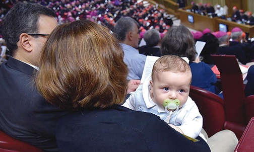 5.10.2015. Rzym. Małżonkowie (audytorzy) z dzieckiem podczas pierwszej sesji otwierającej synod biskupów poświęcony rodzinie. 