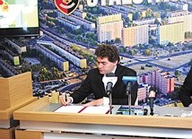  Lucjusz Nadbereżny podpisuje projekt uchwały dotyczący becikowego