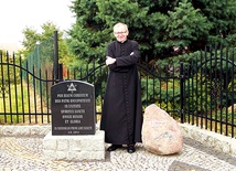  Ks. proboszcz Henryk Wycisk w miejscu, gdzie upamiętniono pierwszą kaplicę pw. Trójcy Świętej