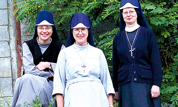  Od lewej: s. Kristiana, s. Damaris i s. Zyta na tle ruin byłego przedszkola