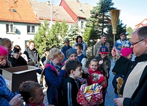  Darłowo, 3 października. Obrzęd błogosławieństwa zwierząt przewiduje także pokropienie ich wodą święconą 