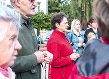  Na placach, skwerach, skrzyżowaniach i ulicach zbierali się diecezjanie,  by w łączności z mieszkańcami całego świata odmówić koronkę