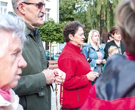  Na placach, skwerach, skrzyżowaniach i ulicach zbierali się diecezjanie,  by w łączności z mieszkańcami całego świata odmówić koronkę