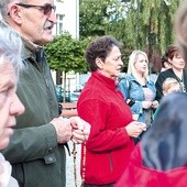  Na placach, skwerach, skrzyżowaniach i ulicach zbierali się diecezjanie,  by w łączności z mieszkańcami całego świata odmówić koronkę