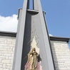 Płaskorzeźba Najświętszego Serca Pana Jezusa na wieży kościoła
