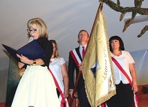 Dyrektor Łoboda odczytała uzasadnienie wyboru patrona szkoły – polskiego noblisty