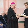 Biskup Tadeusz Rakoczy, który otrzymał tytuł Przyjaciela Szkół im. bł. Matki Teresy z Kalkuty w Żywcu, trzykrotnie miał okazję spotkać się z błogosławioną