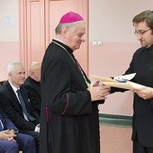 Biskup Tadeusz Rakoczy, który otrzymał tytuł Przyjaciela Szkół im. bł. Matki Teresy z Kalkuty w Żywcu, trzykrotnie miał okazję spotkać się z błogosławioną