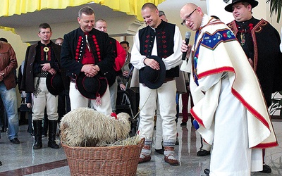 Owieczka nie była zbyt rozmowna. Milczała nawet przed ks. Wojciechem Palem