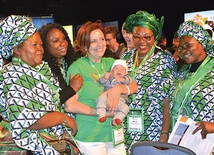Aldona Wiśniewska z wnuczkiem Jasiem rozmawia z reprezentantkami Nigerii na Światowym Spotkaniu Rodzin