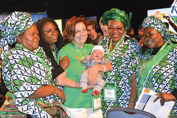Aldona Wiśniewska z wnuczkiem Jasiem rozmawia z reprezentantkami Nigerii na Światowym Spotkaniu Rodzin