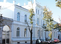 Odnowiony z zewnątrz gmach biblioteki przy ul. Kościuszki