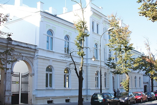 Odnowiony z zewnątrz gmach biblioteki przy ul. Kościuszki