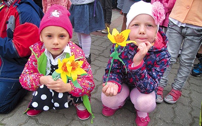 W przygotowaniu dzieci do Pierwszej Komunii Świętej oraz uwrażliwianiu na chorych i starszych mogą pomóc nawet kwiaty