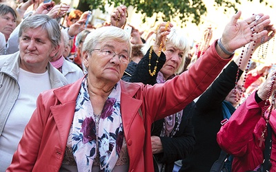 Podczas homilii ks. Patro  zachęcił pielgrzymów, by pokazali swoje różańce