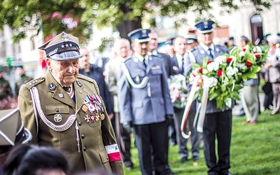  Uroczystości odbyły się pod pomnikiem AK w Olsztynie. Wzięli w nich udział przedstawiciele władz, służb mundurowych oraz kombatanci