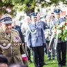  Uroczystości odbyły się pod pomnikiem AK w Olsztynie. Wzięli w nich udział przedstawiciele władz, służb mundurowych oraz kombatanci